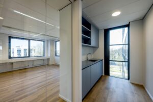 Moderne kantoorruimte aan de Prof. W.H. Keesomlaan met open werkruimte en kitchenette met uitzicht op de straat.